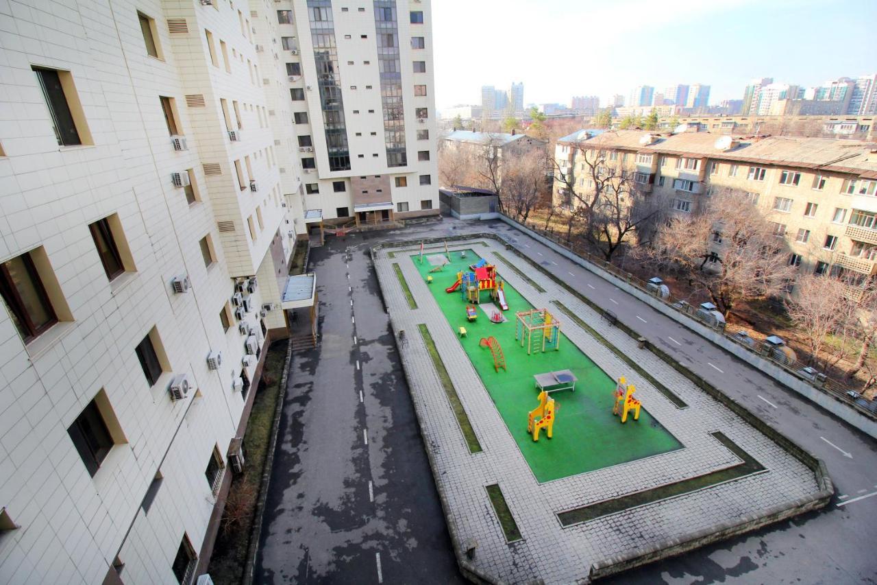 3-комнатная рядом ботаничесикй сад, атакент Apartment Almaty